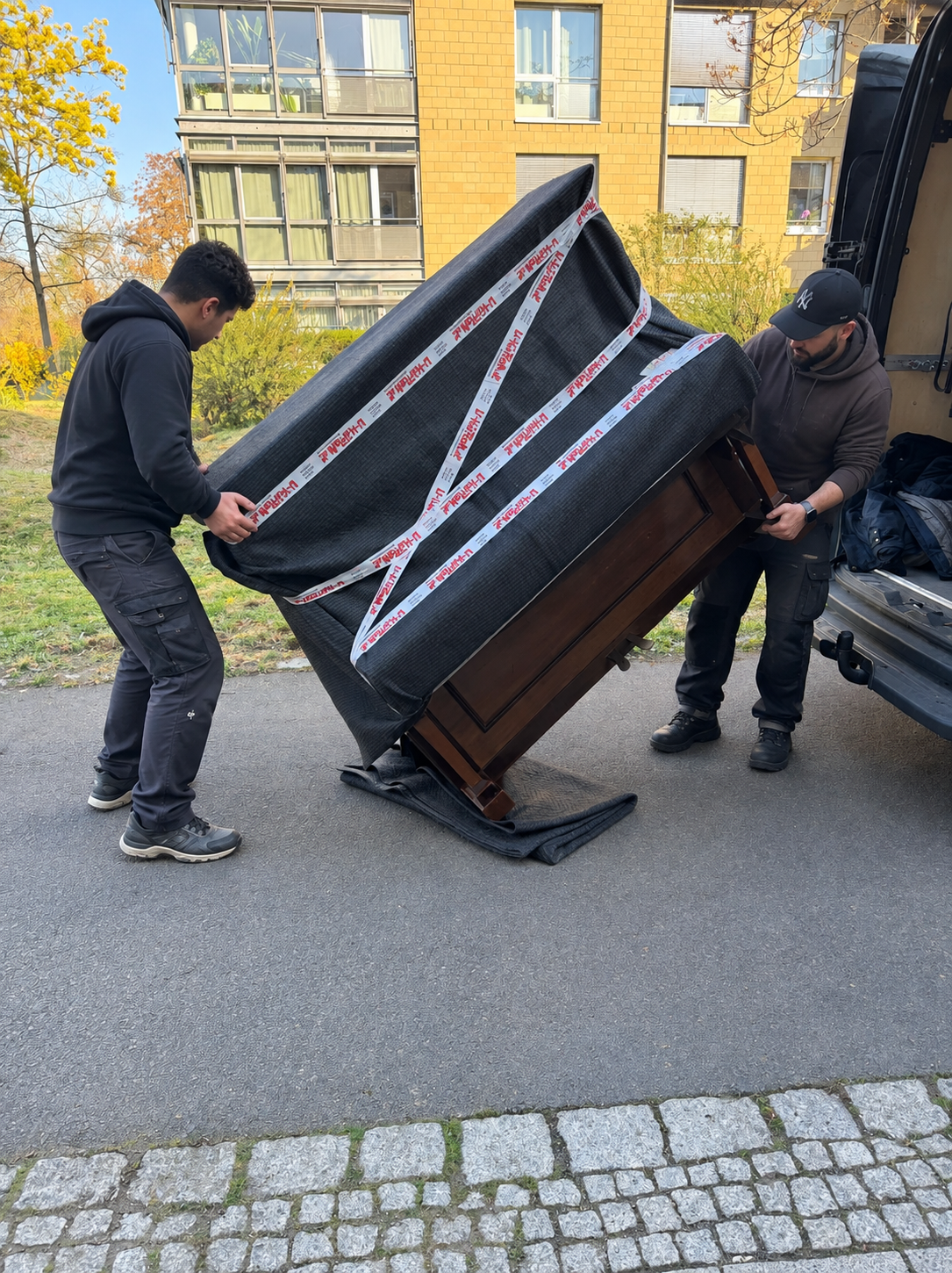 Möbeltransport – Klavier wird sicher verladen